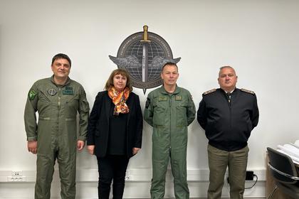 Посланик Ива Крулева и военният аташе полковник Иван Студенков проведоха работно посещение в Тренировъчния център на Многонационална програма за подготовка на авиацията за специални операции 