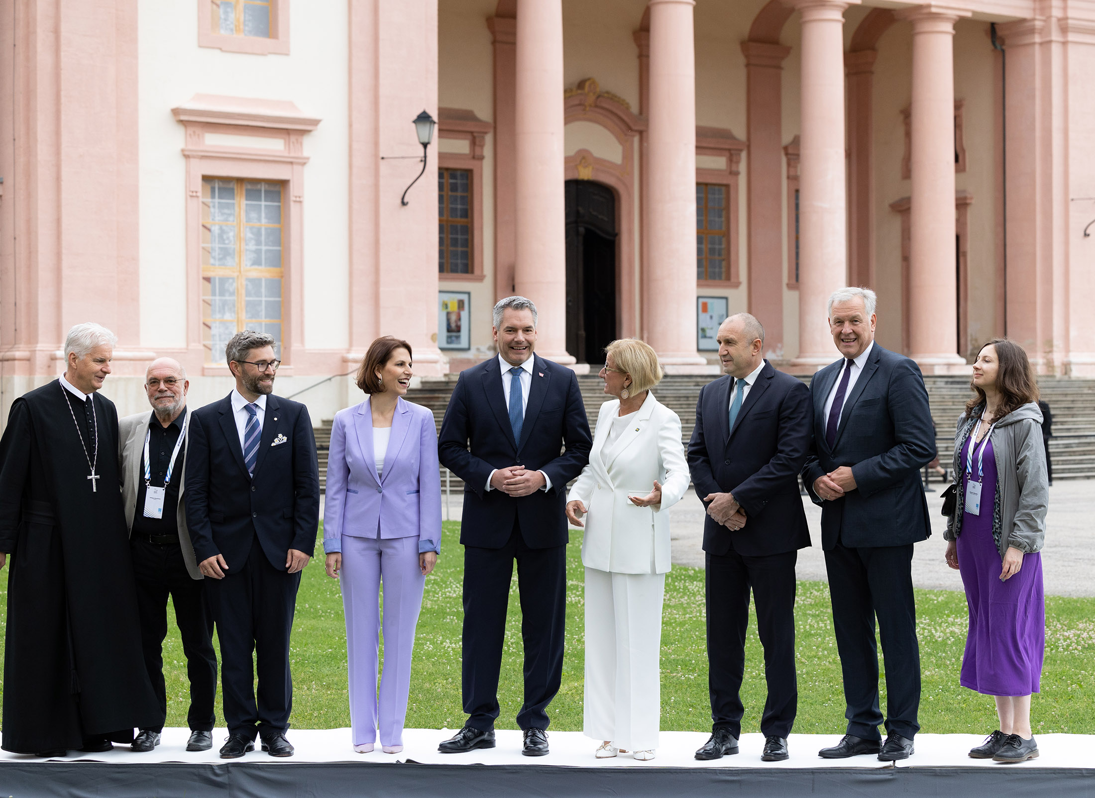 Българският президент Румен Радев бе на посещение в Австрия по покана на федералния канцлер на Австрия Карл Нехамер