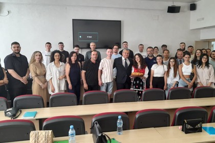 Посланик Киров приветства участниците в Лятно училище по български език в Тирана 