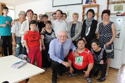 Почетният консул на България в Белгия Вили ван Импе с дарение за Дневните центрове за деца и възрастни с увреждания в Габрово