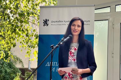 Maria Gabriel opened the exhibition ‘HERE AND THERE: BETWEEN TWO SHORES’