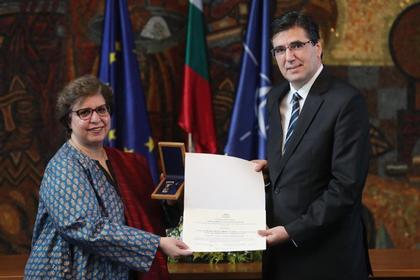 Deputy Minister Tihomir Stoychev presented the Ambassador of Pakistan in Bulgaria Ms Mariam Madiha Aftab with the Golden Laurel Branch 