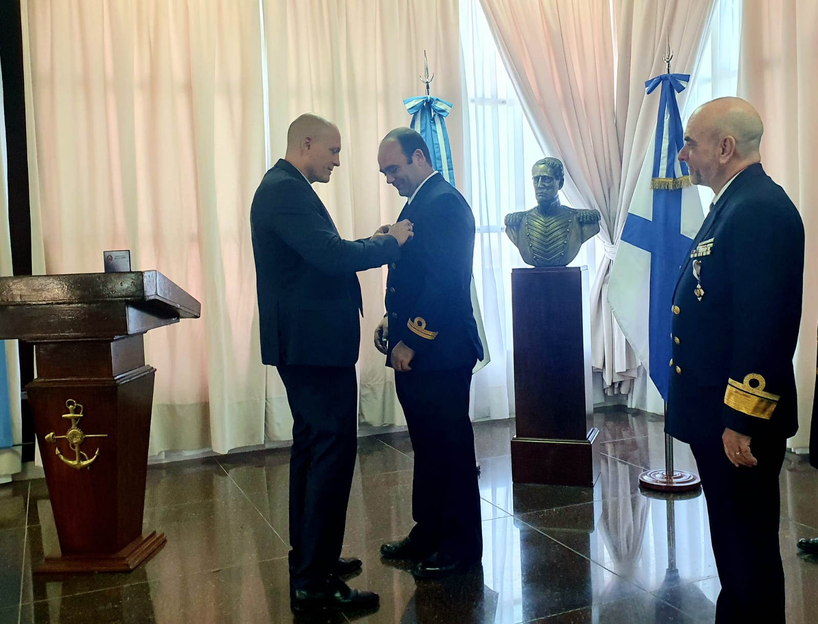 Връчване на награден знак на Министъра на отбраната на България на г-н Хуан Николау, капитан от Военноморските сили на Аржентина