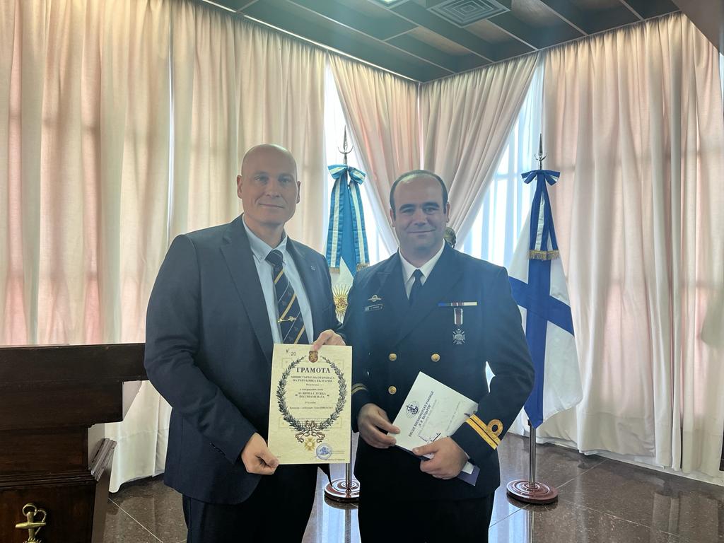 Връчване на награден знак на Министъра на отбраната на България на г-н Хуан Николау, капитан от Военноморските сили на Аржентина