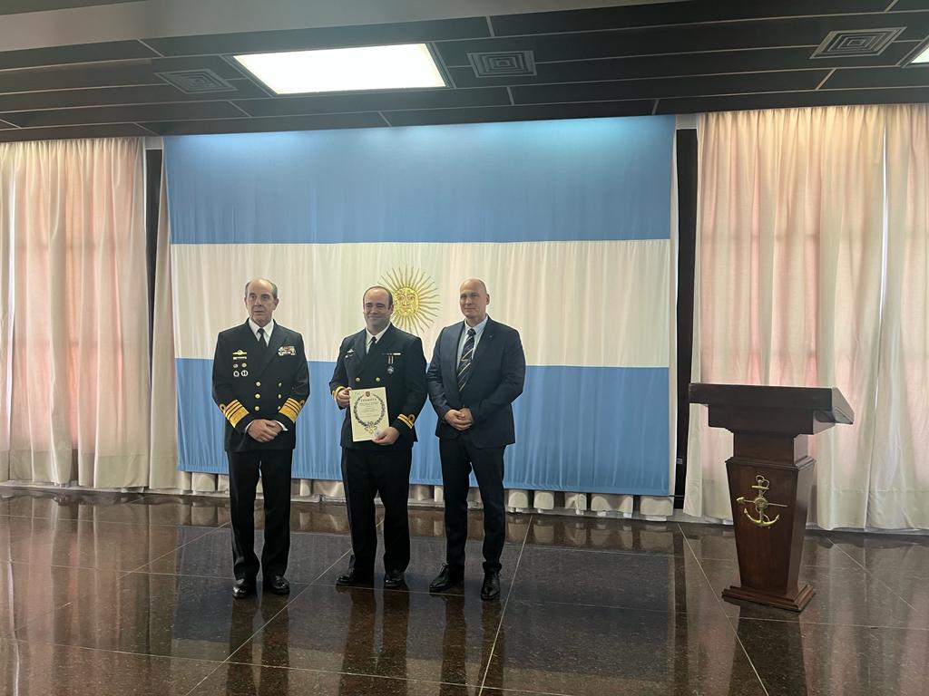 Връчване на награден знак на Министъра на отбраната на България на г-н Хуан Николау, капитан от Военноморските сили на Аржентина