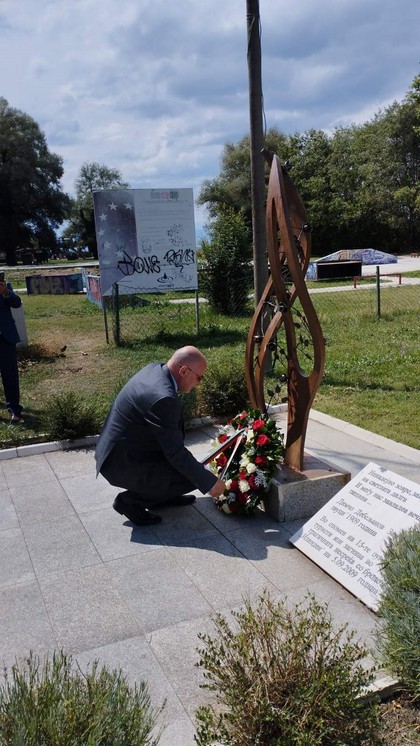 Поклонение в памет на загиналите в Охридското езеро 15 български туристи организираха дипломатическите мисии в Скопие и Битоля