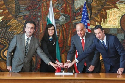 Заместник министър-председателят и министър на външните работи Мария Габриел валидира юбилейна пощенска марка, посветена на 120-ата годишнина от установяването на дипломатически отношения между България и САЩ