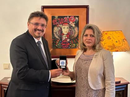 Посланик Иванова разговаря с генералния директор на БТА