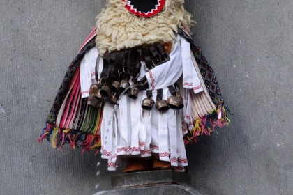 Символът на белгийската столица Манекен Пис облече своя български кукерски костюм по повод Деня на независимостта на България