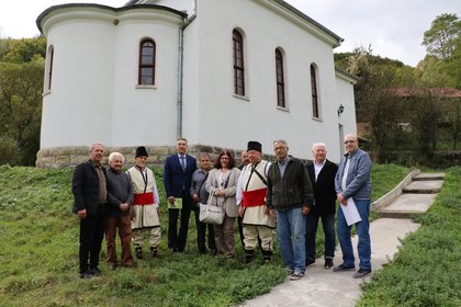 Посланик Петко Дойков и служители на посолството бяха на посещение в селата Звонци, Ракита и Трънски Одоровци