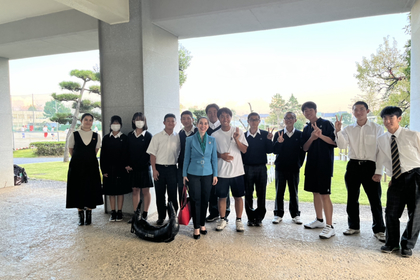 千葉県流山高等学校の生徒、ブルガリアのサラダ「スネジャンカ」作りに挑戦!