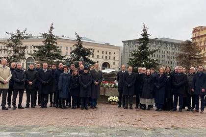 Посланик Атанас Кръстин поднесе цветя на монумента Соловецки камък в памет на жертвите на политическите репресии в СССР