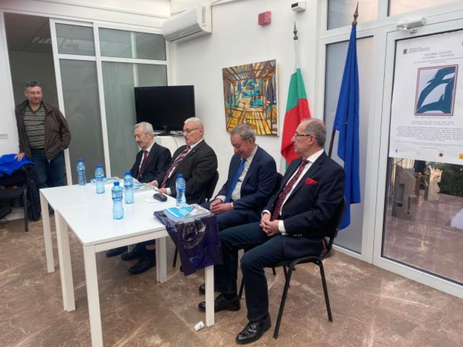Многобройна публика се събра в галерия „Мисията“ на представяне на книга от програмата „Пишещите дипломати“