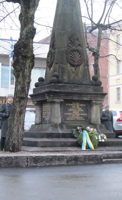 Поднасяне на венец на паметника на загиналите финландски войници в Руско-турската война