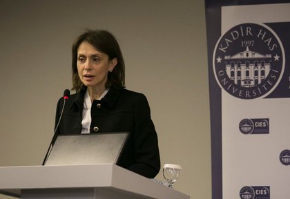 Участие на посланик Надежда Нейнски в конференция на университета Кадир Хас в Истанбул