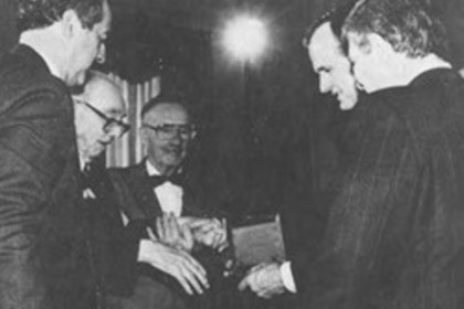 ИСТОРИЯ: Президентът на САЩ Джордж Х. У. Буш награждава проф. Джон Атанасов с Национален медал за технологии и иновации на 13 ноември 1990 г.