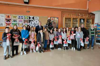 Посолството в Белград раздаде коледни пакети за ученици, изучаващи български език в училища в Автономна област Войводина