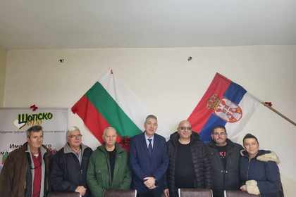 Посолството в Белград предостави коледни подаръчни пакети на Сдружението на българското национално малцинство „Шопско оро“
