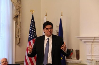 Лекция на посланик Тихомир Стойчев пред възпитаници на университета „Харвард“