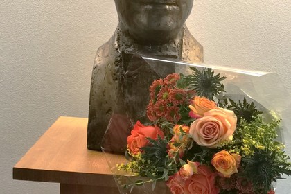 Поднасяне на цветя пред бюста на Димитър Пешев в Съвета на Европа 