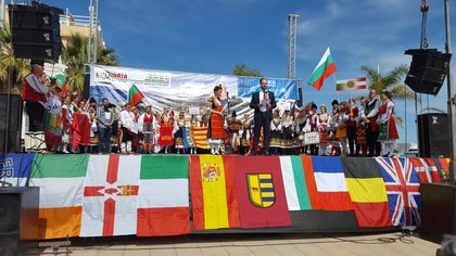 Третият международен фолколорен събор „На хорото, на мегдана на другата България“ под надслов „ На хорото в Гандия“