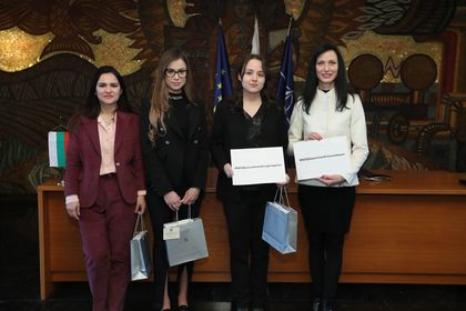 Студентка на ВСУ беше отличена в конкурс на Министерството на външните работи
