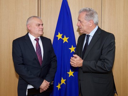 Среща на министър Радев с комисар Аврамопулос 