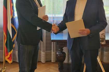 Посланик Петко Дойков и д-р Игор Симанич, директор на Специализираната болница за рехабилитация и ортопедични протези в Белград, подписаха споразумение за предоставяне на безвъзмездна финансова помощ чрез Българската помощ за развитиe