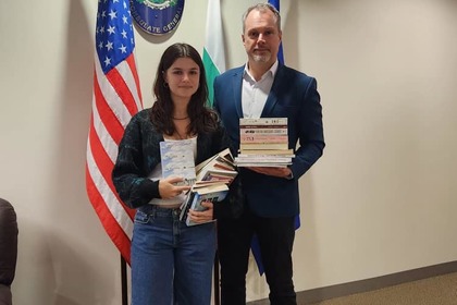 Генералният консул подари книги на български език за сънародниците във Финикс, Аризона