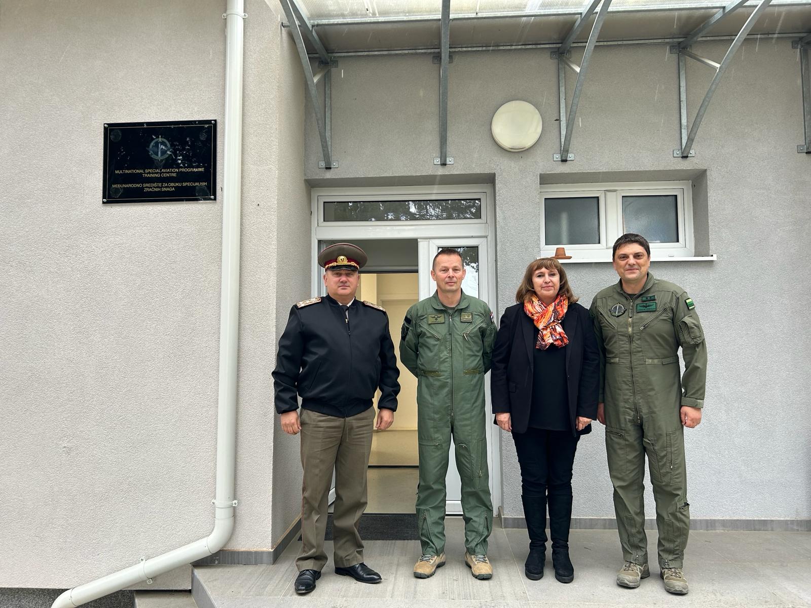 Посланик Ива Крулева и военният аташе полковник Иван Студенков проведоха работно посещение в Тренировъчния център на Многонационална програма за подготовка на авиацията за специални операции 