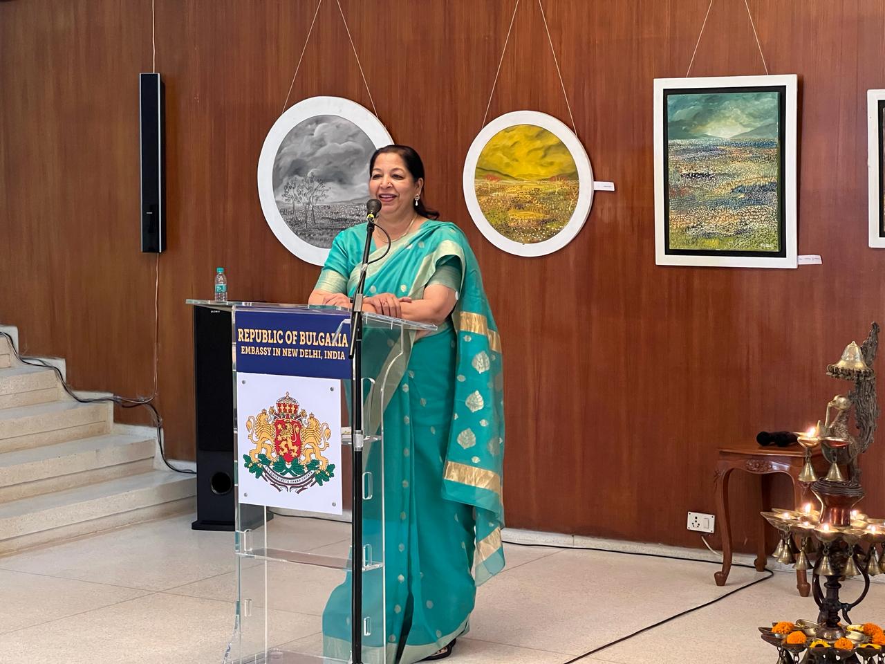 В посолството в Делхи бе официално открита изложба на тема “Indo-European Art Impressions” с картини на индийската художничка Киран Сони Гупта