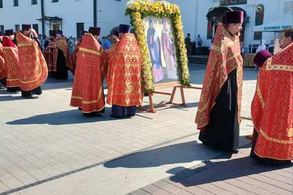  Служителите на посолството на  и членове на българската общност в Беларус поднесоха цветя пред паметната плоча на Св. св. Кирил и Методий в центъра на град Минск