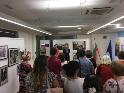Изложбата ,,Покривите на София' беше предствена в Скопие