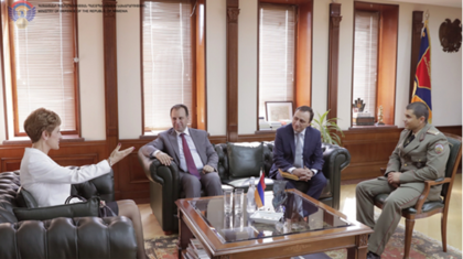 Посланик Павлова се срещна с министъра на отбраната на Армения Виген Саргсян