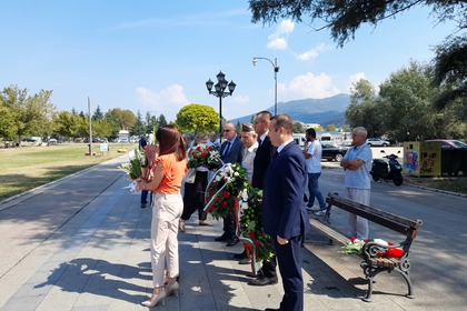 Поклонение в памет на загиналите в Охридското езеро 15 български туристи организираха дипломатическите мисии в Скопие и Битоля