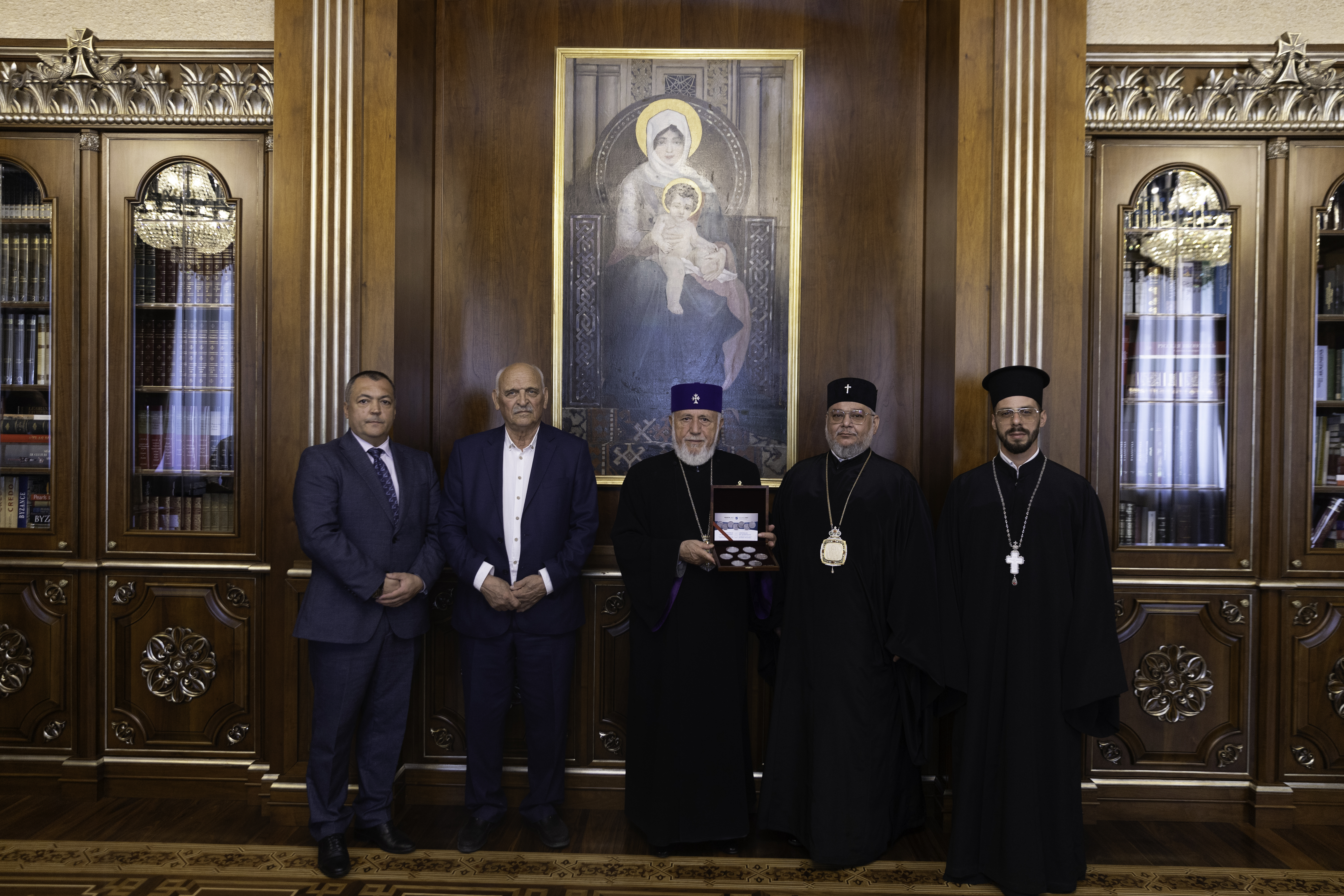 Делегация от Светия Синод на Българската православна църква, водена от Старозагорския митрополит Киприан взе участие в церемониите по освещаването на светото Миро и Катедралния събор на патриаршията на Арменската апостолическа църква в Ереван