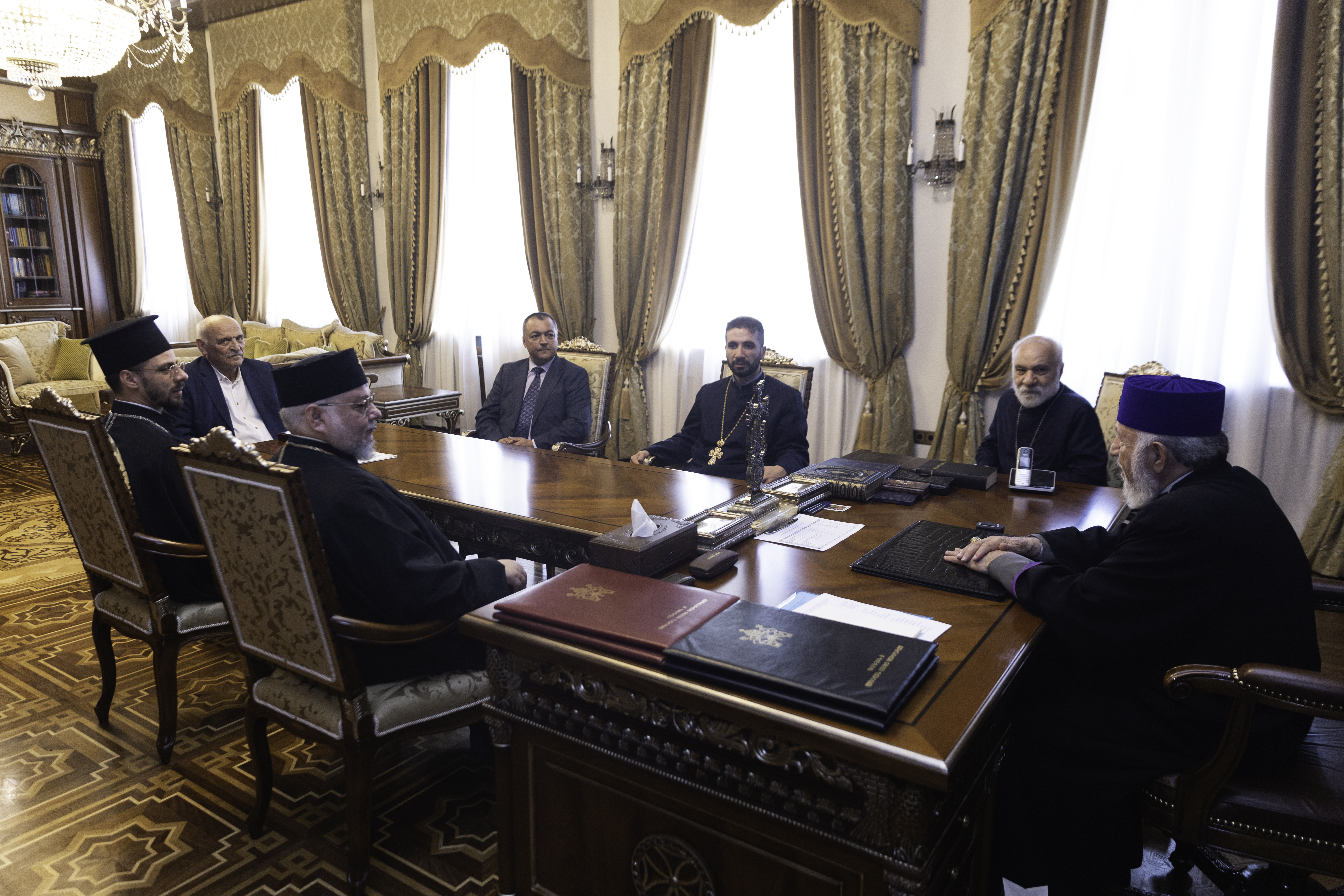 Делегация от Светия Синод на Българската православна църква, водена от Старозагорския митрополит Киприан взе участие в церемониите по освещаването на светото Миро и Катедралния събор на патриаршията на Арменската апостолическа църква в Ереван