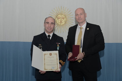 Връчване на награден знак на Министъра на отбраната на България на г-н Лукас Алехандро Акоста Салседо, капитан от Военноморските сили на Аржентина