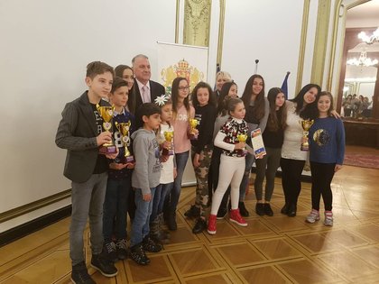 Млади изпълнители от България посетиха българското посолство в Прага