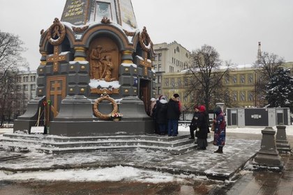 Посланик Атанас Кръстин поднесе цветя на паметника-параклис на гренадирите в Москва 