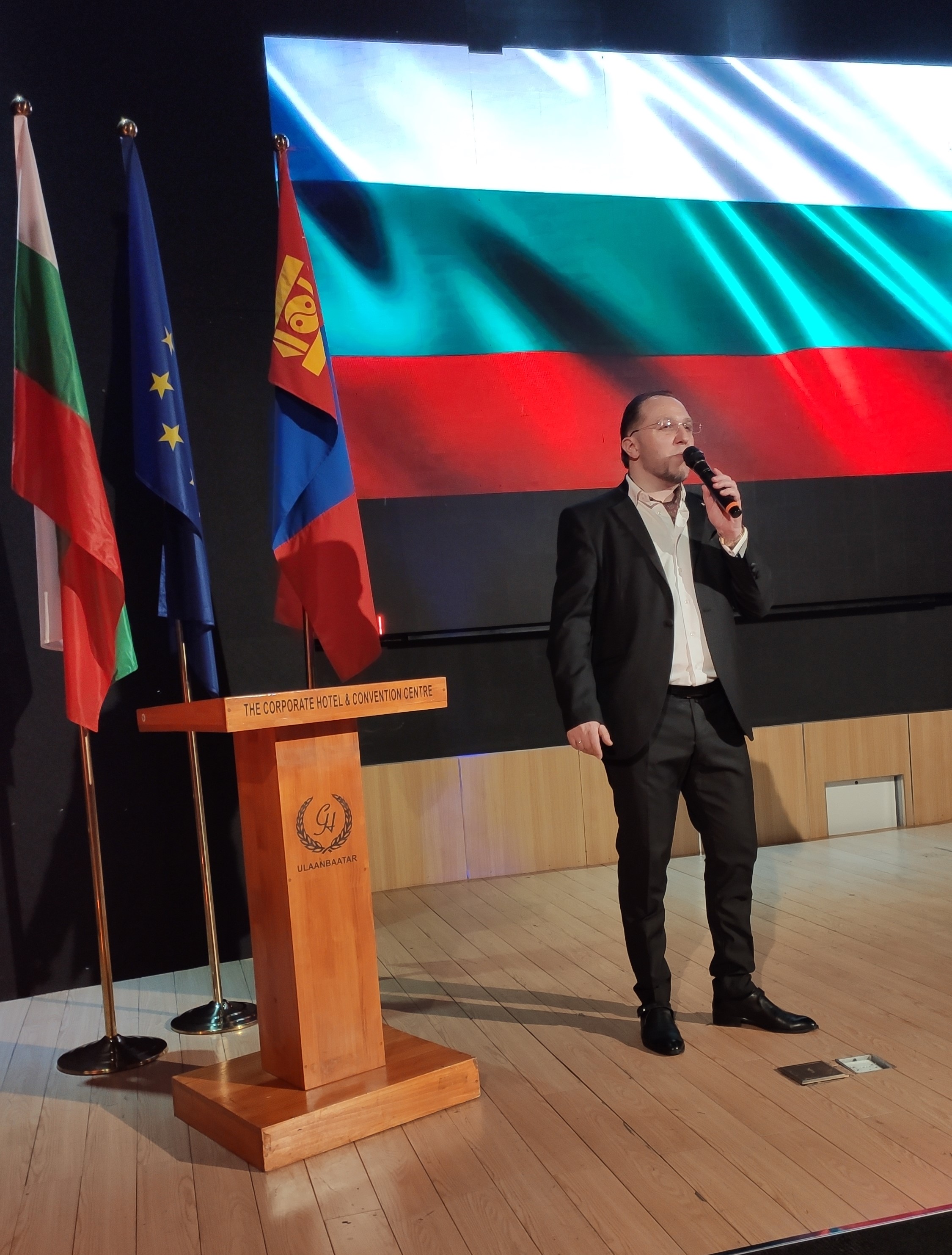 Посолството на Република България в Улан Батор организира и проведе тържествен прием посветен на 8 декември и настъпващите коледни и новогодишни празници, както и бе открита изложба с наименованието „България е моята втора родина“