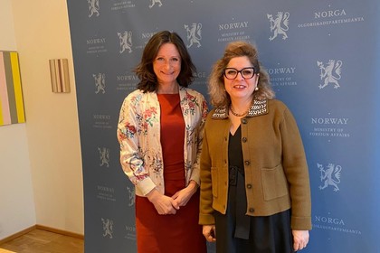 Посланик Десислава Иванова разговаря със заместник-министъра на външните работи на Кралство Норвегия Мария Вартересиян