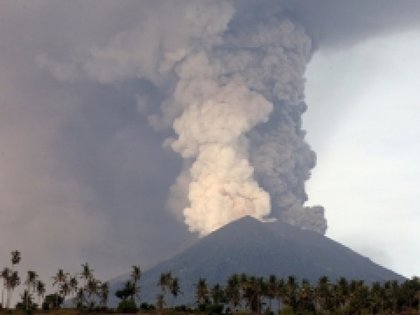 Кризисен щаб в посолството на България в Джакарта и информационно бюро на летището в Бали са готови да съдействат на българските граждани след изригването на вулкана Агунг 