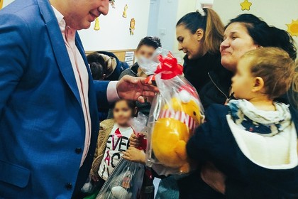 Коледни подаръци за деца в Дневния център за сензорна терапия -Скопие