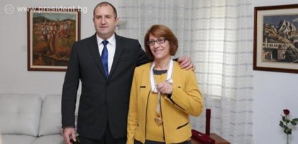 Президентът удостои с орден “Мадарски конник” първа степен Сотирула Хараламбус за нейния принос за защита на трудовите и социални права на българите, работещи в Кипър