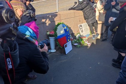 Посланик Атанас Кръстин поднесе цветя на лобното място на Борис Немцов 