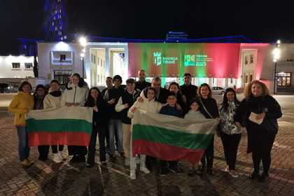 Знакови сгради в Тирана бяха осветени в бяло, зелено и червено по случай Трети март