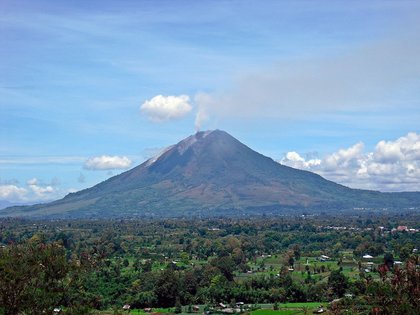 Предупреждение във връзка с изригването на вулкана Синабунг на остров Суматра