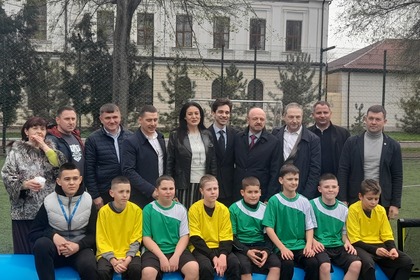 Учениците от Болградската гимназия „Г. С. Раковски“ се сдобиха с модерно игрище за минифутбол