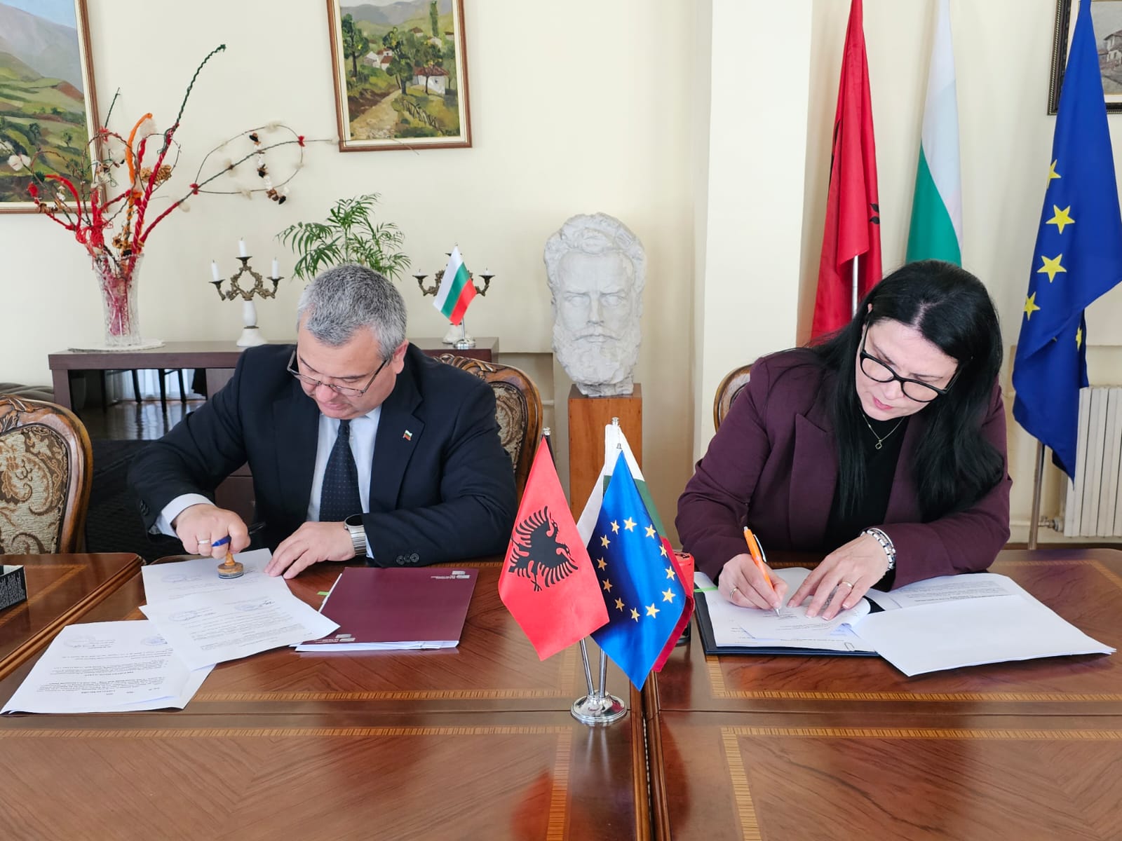 Financim bullgar për fëmijët me nevoja të veçanta në Elbasan, familjet në nevojë në Durres dhe Pustec, për zhvillimin e kapacitetit të institucioneve shqiptare për të luftuar krimin e organizuar dhe për një nismë mjedisore shkollore